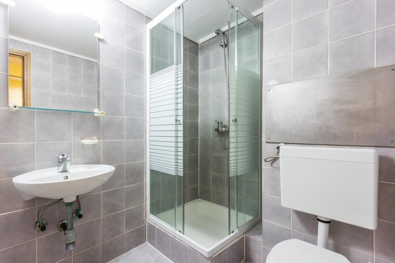 Bathroom, B&B HOTEL Maribor UNI Hostel, Maribor