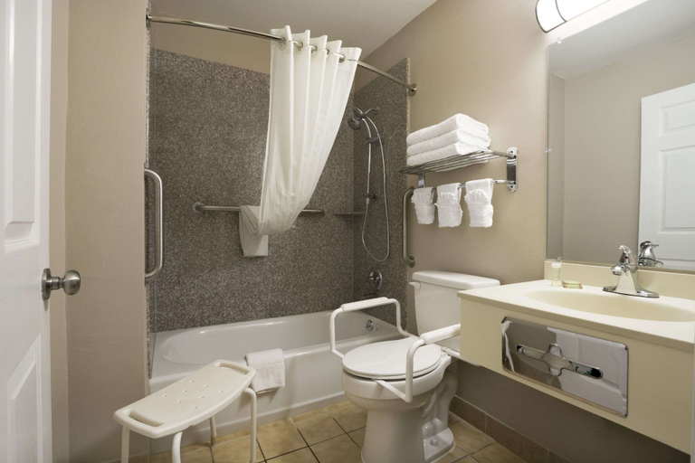 Bathroom 5, Super 8 by Wyndham Ardmore, Carter