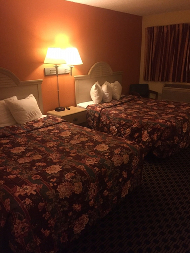 Bedroom 2, Sunset Inn & Suites - Lincoln Airport, Lancaster