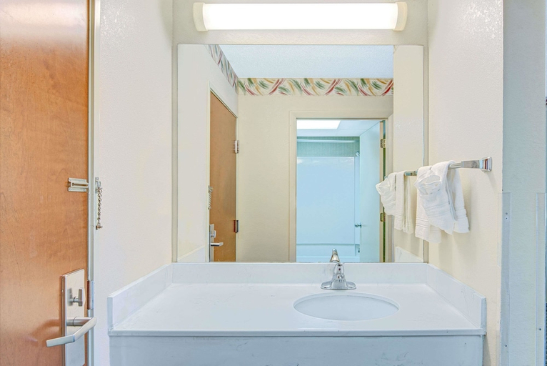 Bathroom 3, Days Inn by Wyndham Louisburg, Franklin
