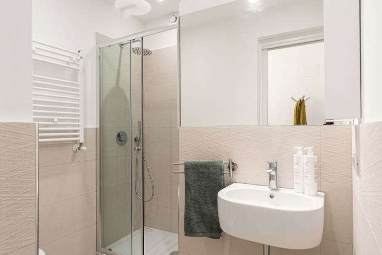 Bathroom 4, Nice Apartment near Piazza Kalsa, Palermo