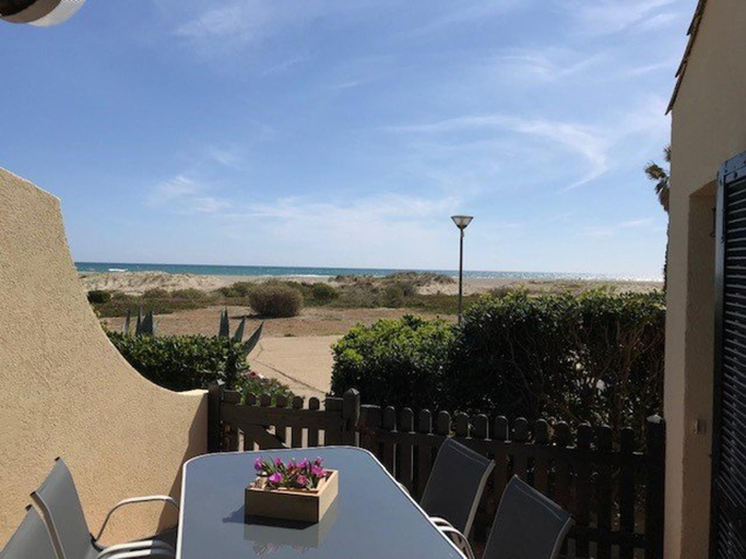 5, Villa T2, 4 pers, face a la mer, terrasse, parking prive, a 400m des commerces, plage devant! - FR-1, Aude