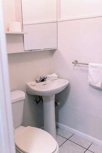 Bathroom 4, Beachside Gardens Apartments by Lowkl, Broward