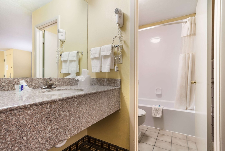 Bathroom 4, Rodeway Inn Lincoln West - University Area, Lancaster