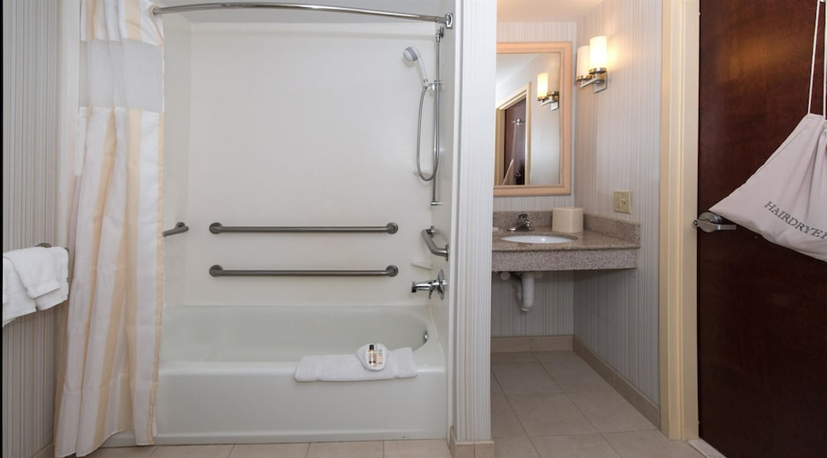 Bathroom 3, Hilton Garden Inn Macon / Mercer University, Bibb