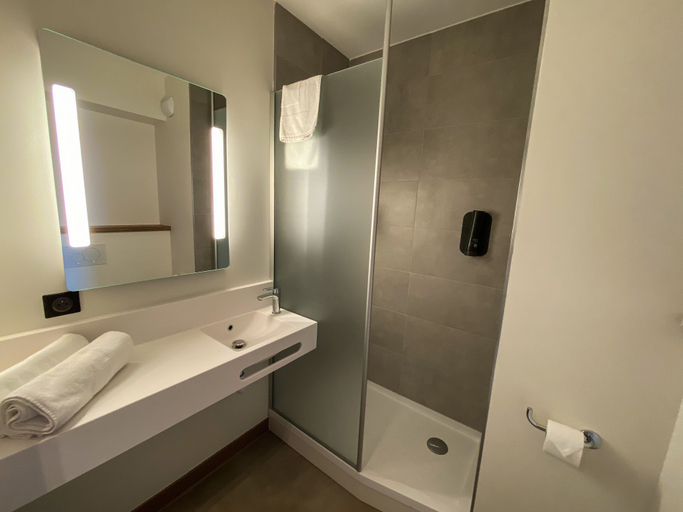 Bathroom 4, B&B HOTEL Clermont-Ferrand A71/A75 La Méridienne, Puy-de-Dôme