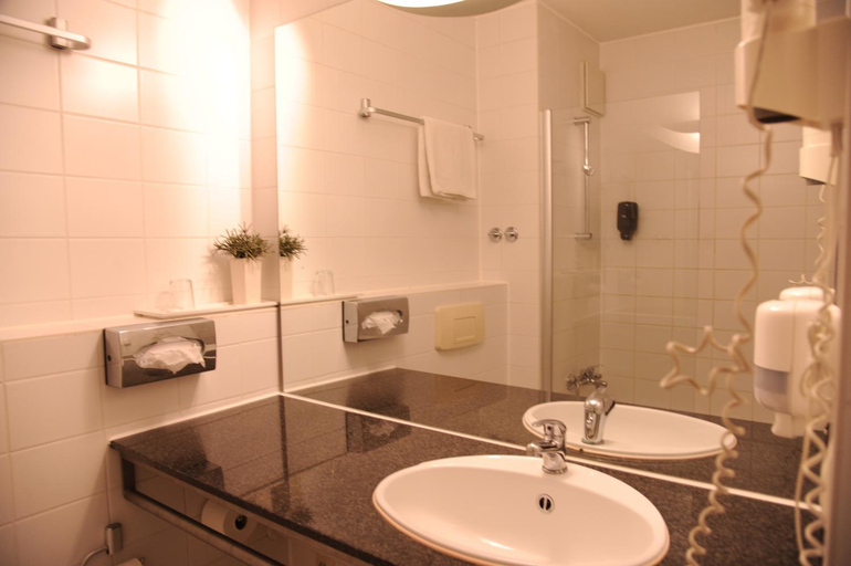 Bathroom 5, Hogh Heilbronn, Heilbronn