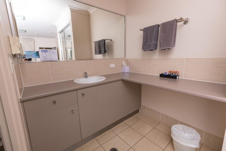 Bathroom 4, Country Comfort Toowoomba Hotel, Crow's Nest - Pt A