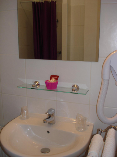Bathroom 3, Hotel Du Cheval Blanc, Finistère