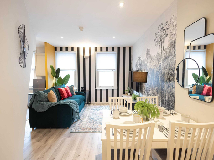 Dining 3, Explore Granary Square Two Bedroom by Belvilla, London