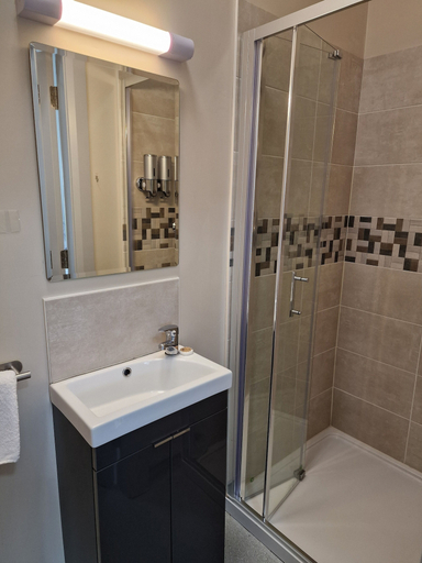 Bathroom 5, Trivia House Accomodation