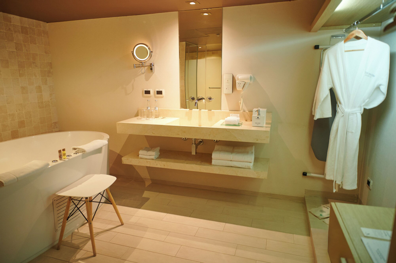 Bathroom 10