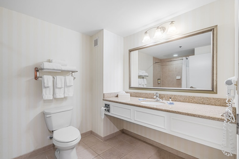 Bathroom, Holiday Inn Express Long Beach, Harrison