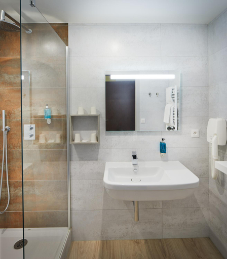 Bathroom 4, Hotel Aigue Marine, Côtes-d'Armor