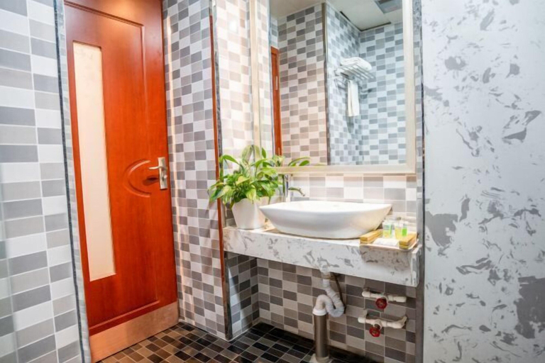 Bathroom 3, Shangcheng Business Hotel, Bayin'gholin Mongol