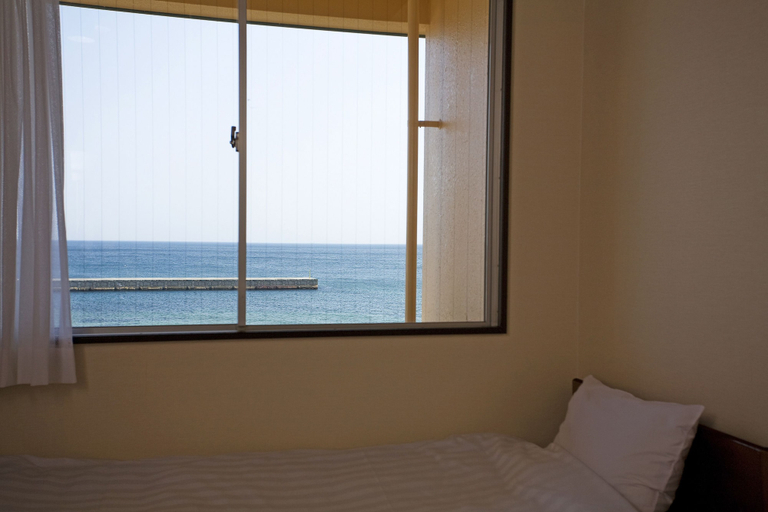 Bedroom 2, Harbor Hotel Kaigetsu, Sumoto