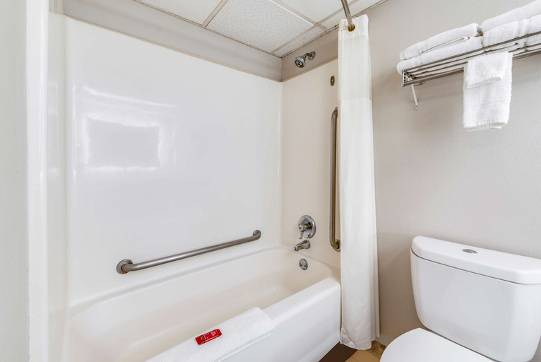 Bathroom 3, SureStay Plus Hotel by Best Western McGuire AFB Jackson, Burlington