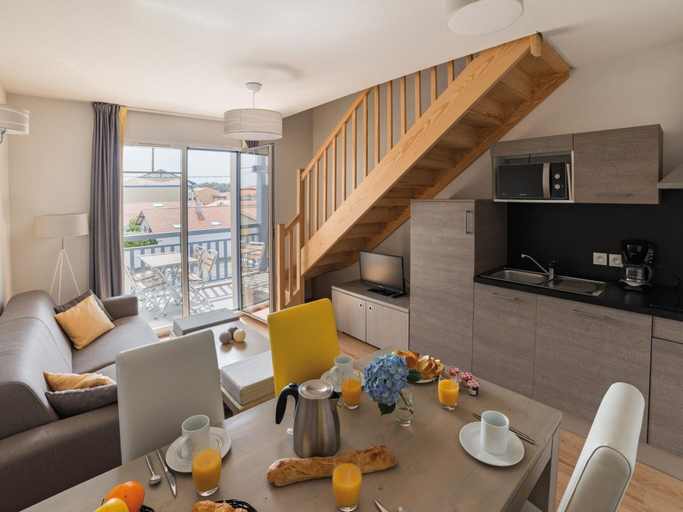 Dining 4, Apartment in Biscarosse Near Sandy Beach, Landes