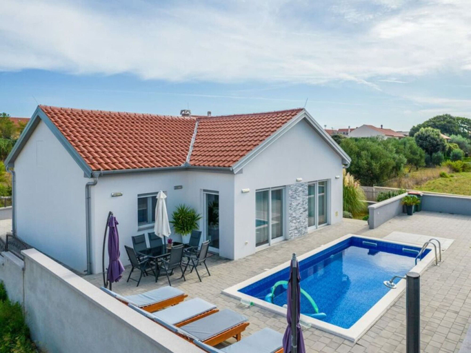Pool 5, Nicoll With Pool, 50 m From the Beach, Privlaka