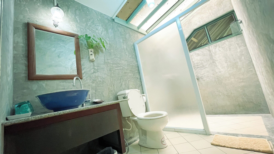 Bathroom 14