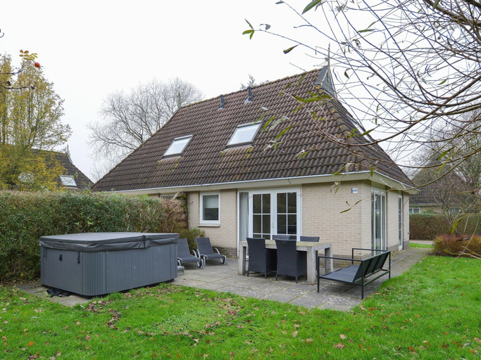 Property amenity 5, Bungalow in Friesland With Outdoor Spa, Tytsjerksteradiel