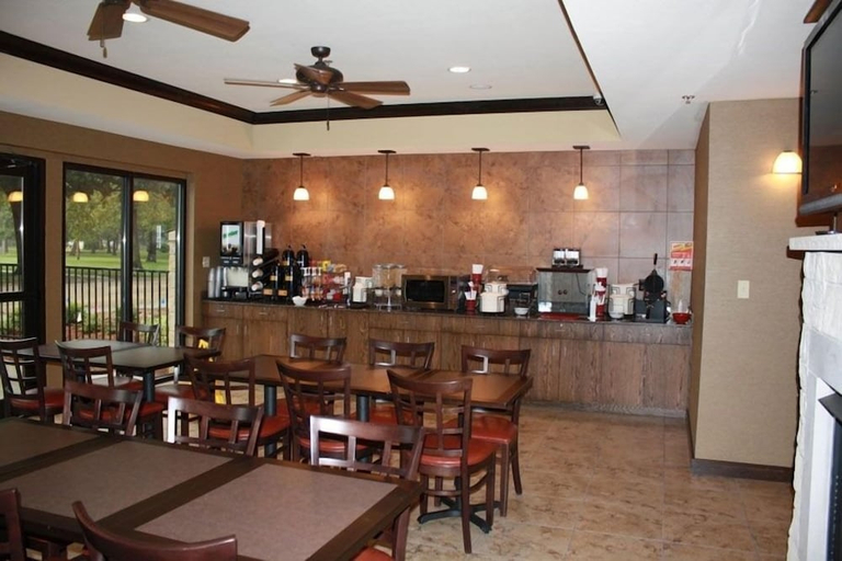 Food & Drinks 4, Parkwood Inn & Suites, Riley