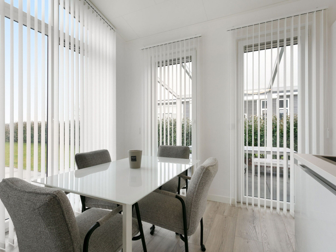 Dining 4, Chalet in Zeeland by Scenic Pond, Kapelle