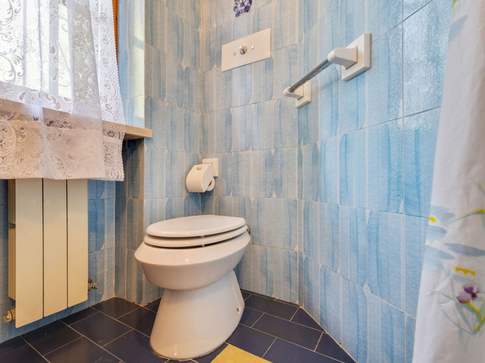 Bathroom 3, Modern Holiday Home in Marciaga With Garden, Verona