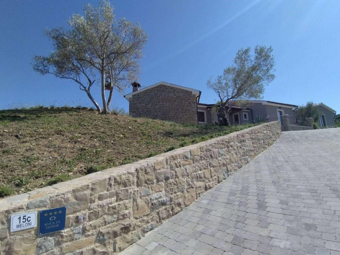 Exterior 4, Modern Villa With Swimming Pool and Garden, Karojba
