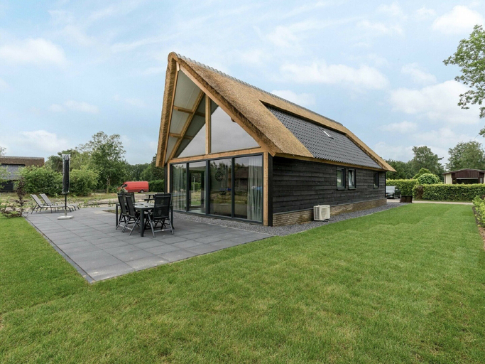 Exterior 2, Holiday Home in Netherlands With Pond View, Baarle-Nassau