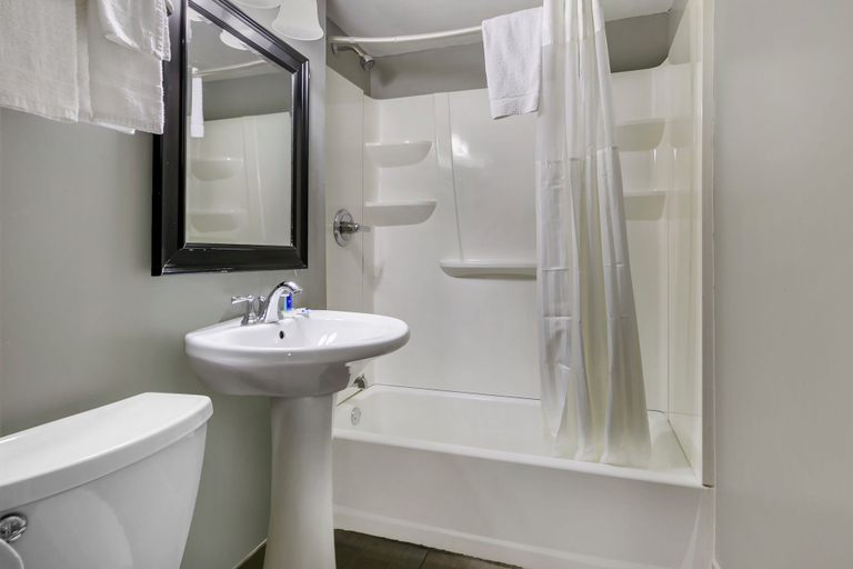 Bathroom 5, Knights Inn Bristol, Bucks