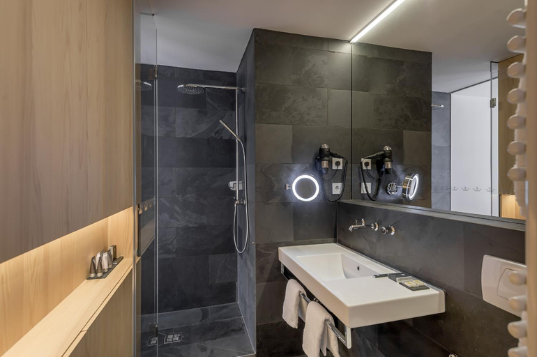 Bathroom 2, Alpenhotel Krone, Ostallgäu