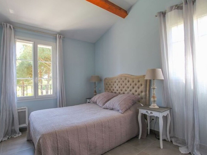 Room 3, Spacious Holiday Home in Grimaud With Large Garden, Var