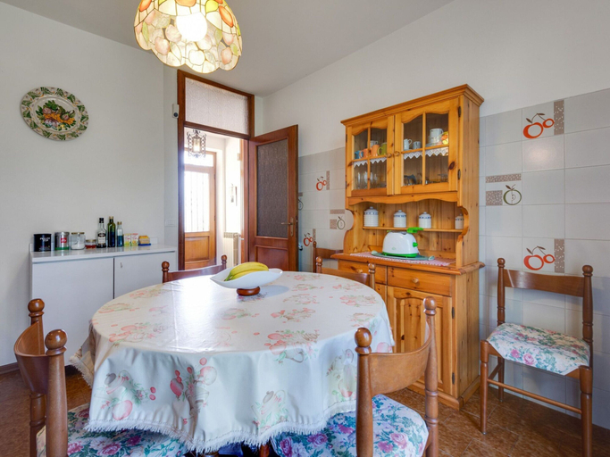 Dining 2, Modern Holiday Home in Marciaga With Garden, Verona