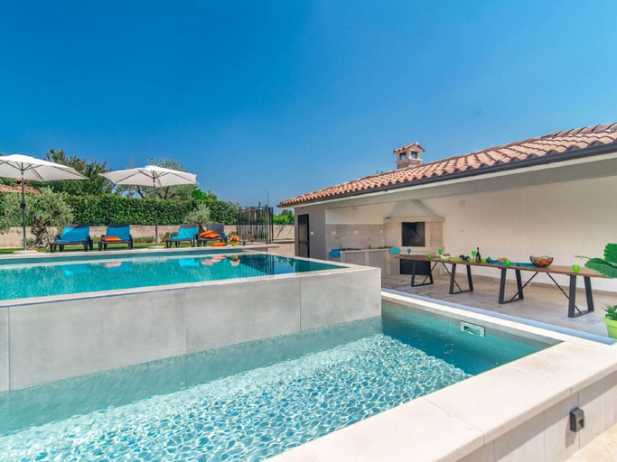 Pool 5, Villa With Swimming Pool and Outdoor Kitchen, Svetvinčenat