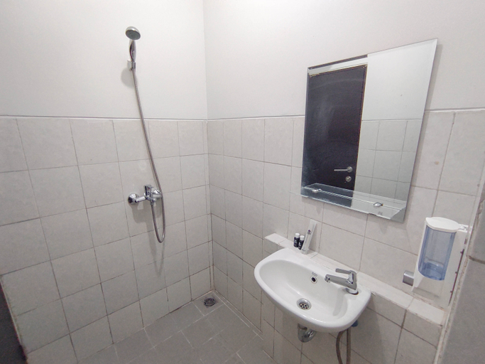 Bathroom 5, Homey Studio with Easy Pool Access Apartment at Suncity Residence By Travelio, Sidoarjo