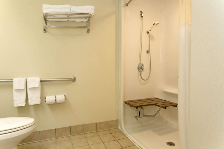 Bathroom 4, Baymont by Wyndham Mason, Warren