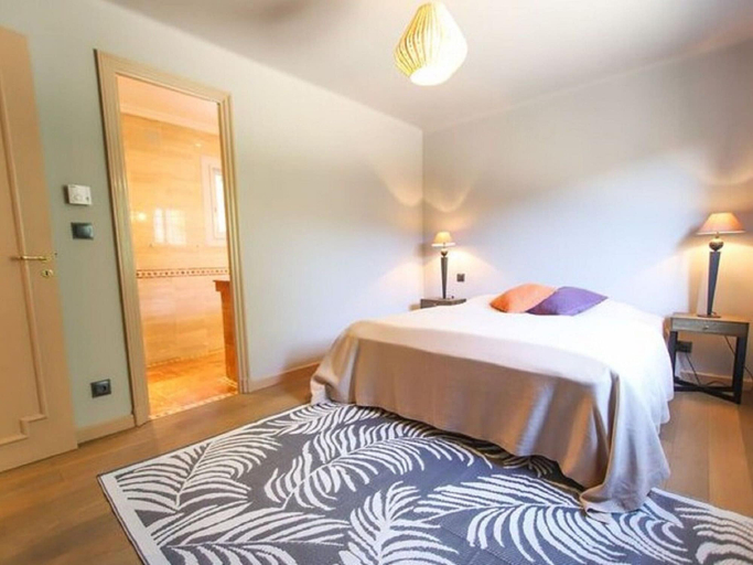 Room 2, Cheerful Holiday Home in Grimaud With Private Pool, Var