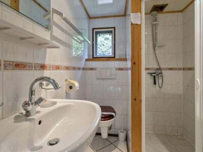 Bathroom 2, Huijsmansverhuur Type C Comfort Plus Prinsenhof 51, Goedereede