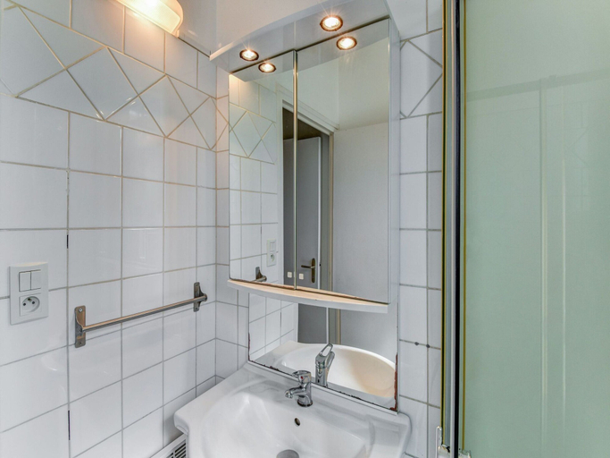 Bathroom 4, Gite in a holiday park with pool, Charente-Maritime