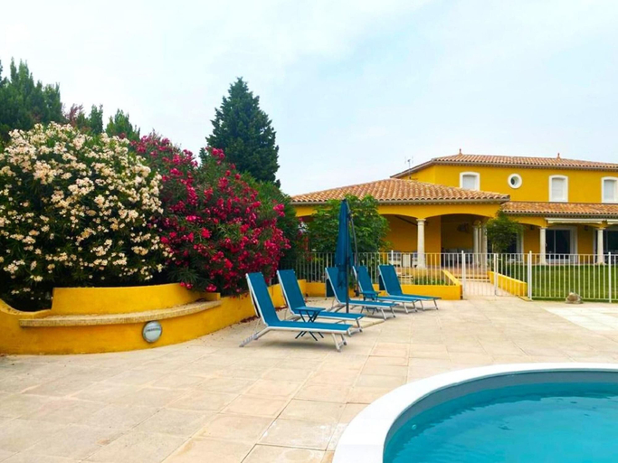 Pool 3, Villa in L'isle-sur-la-sorgue With Pool, Vaucluse
