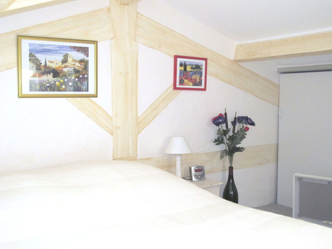 Room 2, Cosy Holiday Home Near Town Centre, Var