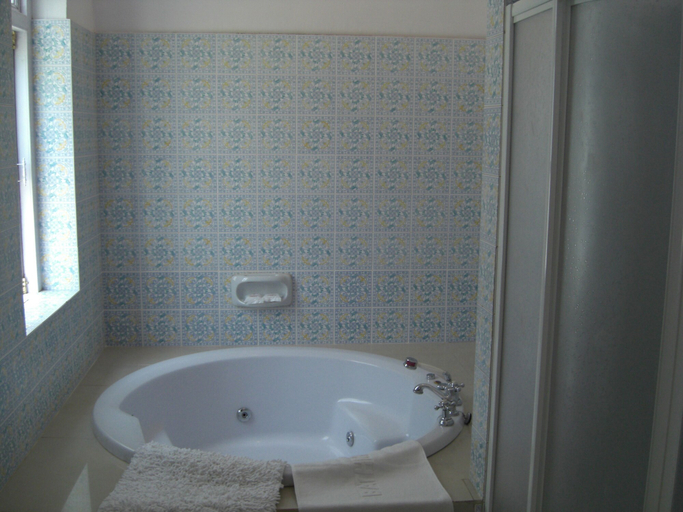 Bathroom 4, WelcomHeritage Fernhills Royal Palace, The Nilgiris