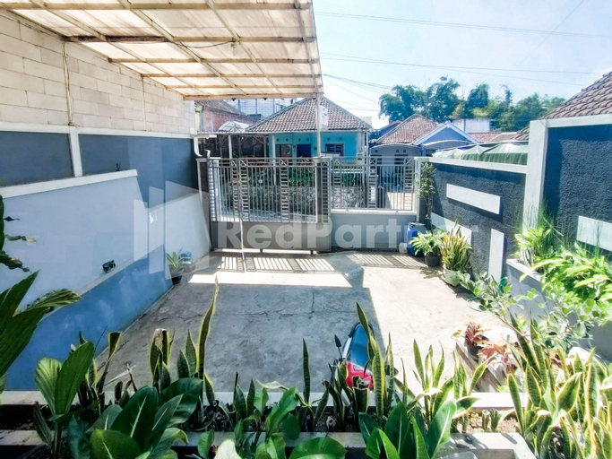 Exterior & Views 5, Villa Dua Dua RedPartner, Malang