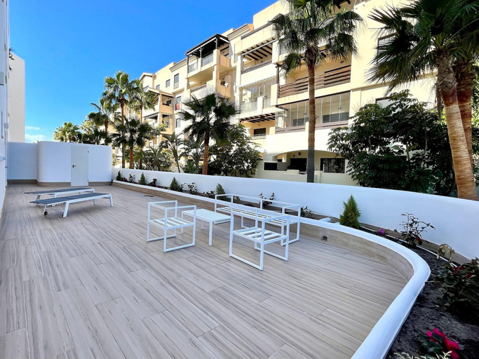 Dining 4, Chic Beachside Getaway, Granada