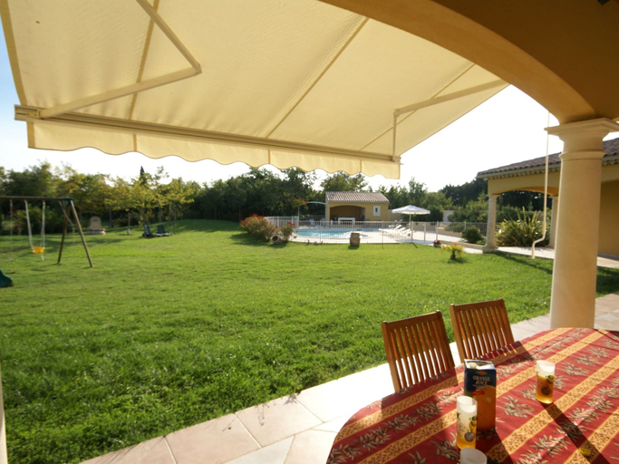 Dining 5, Villa in L'isle-sur-la-sorgue With Pool, Vaucluse