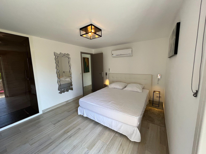 Room 4, Charming Villa in Saint-tropez With Private Pool, Haute-Corse