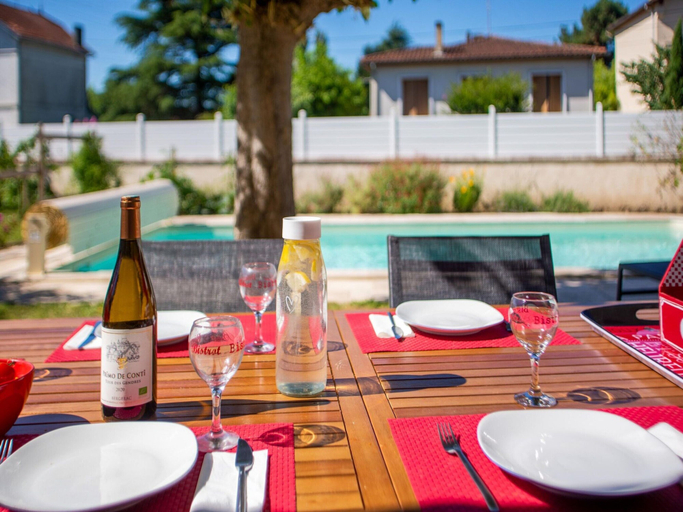 Dining 5, Cozy Bergerac Haven w/ Pool, Dordogne