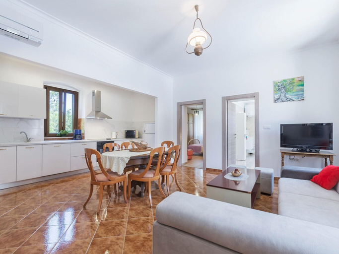 Dining 5, Large Holiday Home With Swimming Pool, Labin