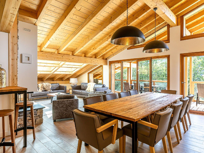 Dining 3, Apartment in France Near Scenic Mountains, Haute-Savoie